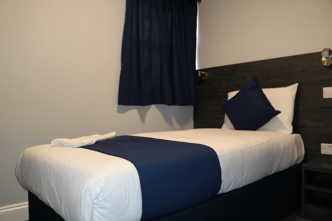 Blue Sapphire Hotel Илфорд Екстериор снимка